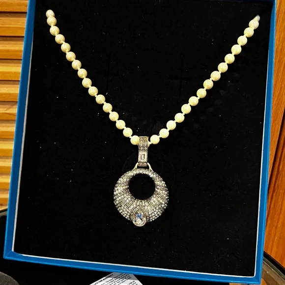 Heidi Daus White Pearl & Crystal Necklace/Bracelet Set 🤍💎 - Picture 3 of 13